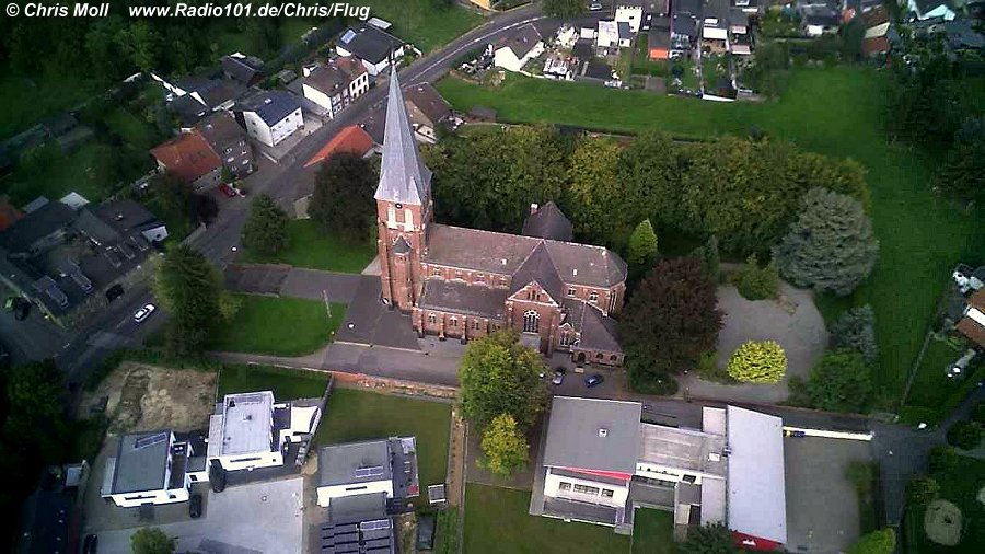 St. Cecilia, Eschweiler-Nothberg + Pfarheim, Luftaufnahme aus einem Spielzeughelikopter