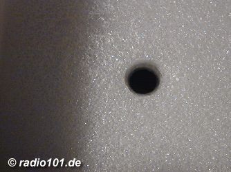 CO2-Laser bohrt Loch in Kuststoff