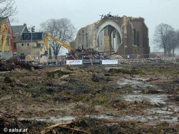 im Vordergrund: der verwstete Friedhof, im Hintergrund: heute wird die Kirche abgerissen (anklicken zum Vergröern)