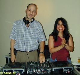 Salsa im Gangolf in Bonn: DJ Silvio und seine Frau Rosanna, ebenfalls DJ !  - anklicken zum Vergr��ern - click to enlarge