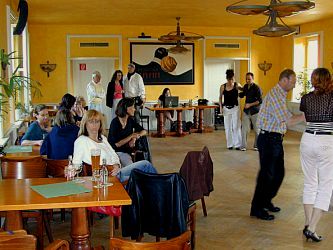 Salsa im Stadtparkrestaurant in Dren