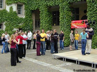 Salsa-Party von Tanzhaus Jena e.v. in Innenhof der Universitt (5.6.2004)