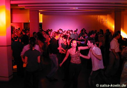 Kln: Salsa in der Uni-Mensa