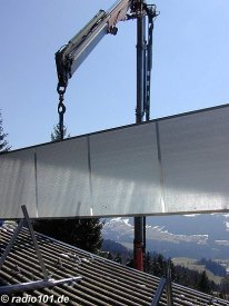 Flächenkollektoren: Montage eines Solarkolletors (anklicken zum Vergrößern)