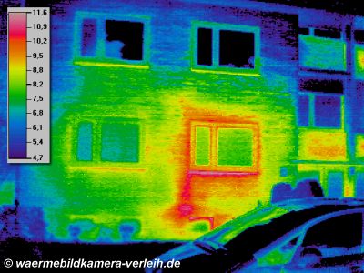 Gebäude, thermographische Aufnahme: hohe Verluste um und unter Fenster - Wärmebildkamera Haus waermebildaufnahmen