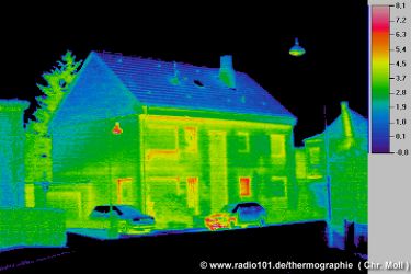 Thermogramm / Thermografieaufnahme Haus / Gebäudethermographie, Beispiel (man sieht, dass an den Fenstern Wärme entweicht - click to enlarge) - Kamera: IVN 770P