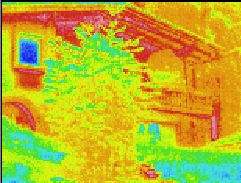 Infrarotaufnahme / Wärmebild / Thermografische Aufnahme: Haus im Sommmer (in der Scheibe spiegelt sich der wesentlich kältere Himmel, daher wird dort scheinbar eine viel niedrigere Temperatur angezeigt)