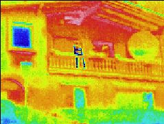 Infrarotaufnahme / Wärmebild / Thermografische Aufnahme: Haus im Sommmer (in der Scheibe spiegelt sich der wesentlich kältere Himmel, daher wird dort scheinbar eine viel niedrigere Temperatur angezeigt)