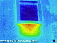 Wärmebild: Heizung unter Fenster gibt Wärme nach draussen ab - Thermogramm / Infrarotaufnahme / Wärmebild / Thermografische Aufnahme