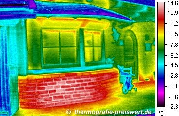 Haus: nicht ausreichend isolierte Warmwasserleitungen in Steinmauer; Gebudethermographie / Wärmebild / Thermografische Aufnahme