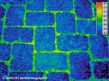 Thermographische Aufnahme / Wrmebild: Steine, dazwischen grasbewachsene Fugen